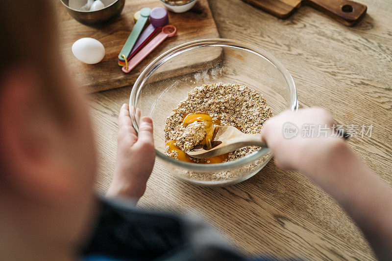 人混合配料在一个碗在家烘烤