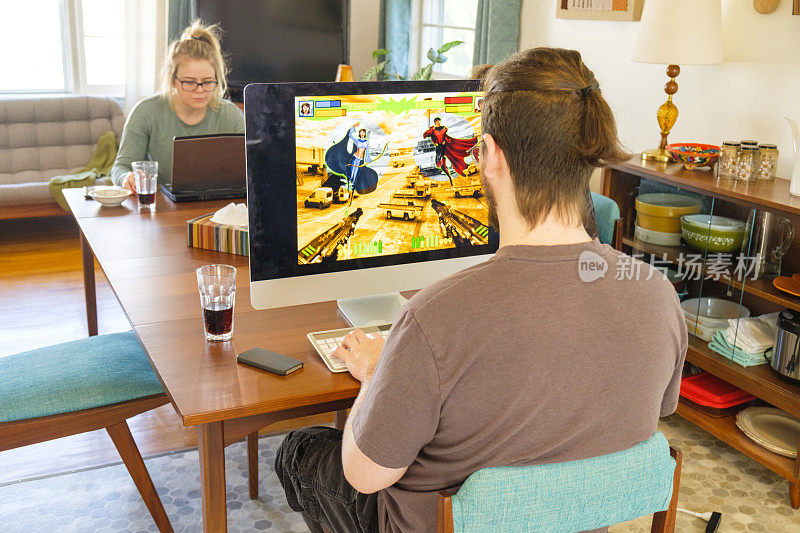 家庭一起玩一个多人在线游戏