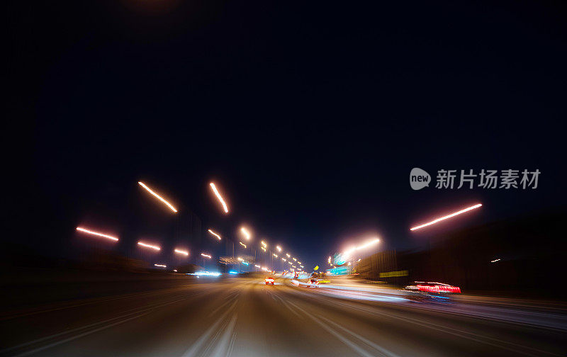 高速公路具有汽车超速的抽象光效应