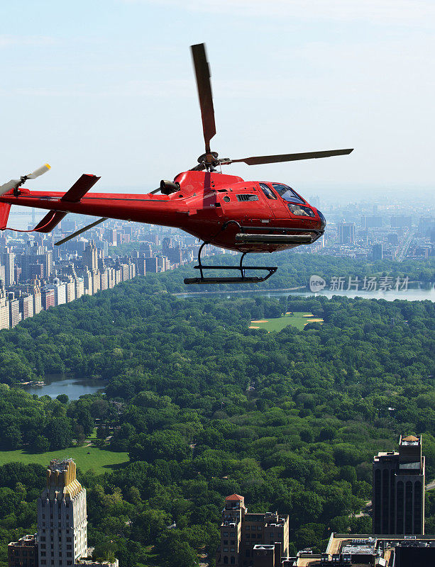 乘坐直升机游览纽约中央公园。