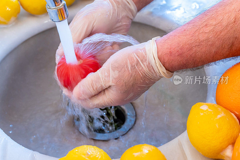 用水清洗-用肥皂清洗水果和蔬菜抗冠状病毒-用水清洗番茄