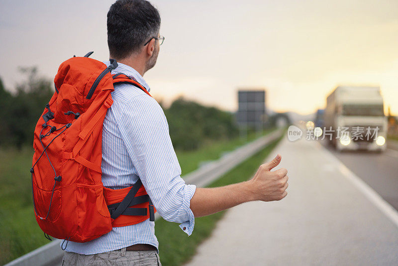 在路上搭便车的徒步旅行者