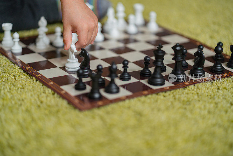 特写男孩下棋