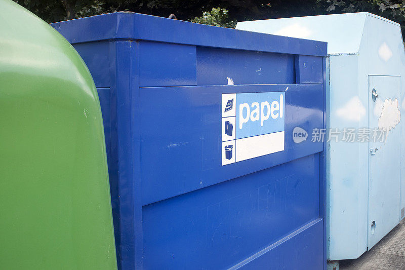 蓝色和绿色的大垃圾桶，用于回收利用。