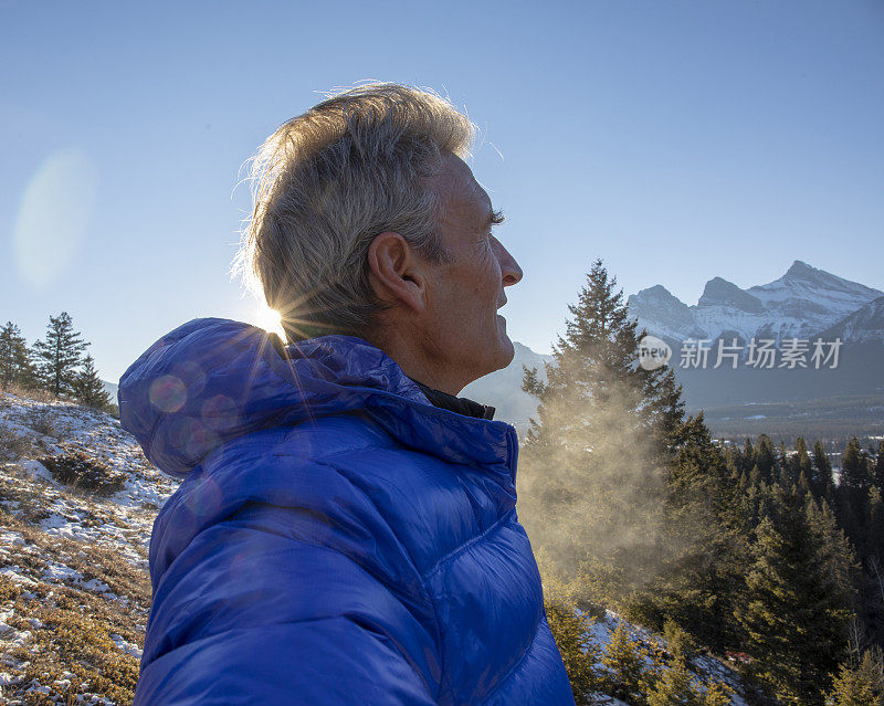 冬天，人们在雪山上看日出