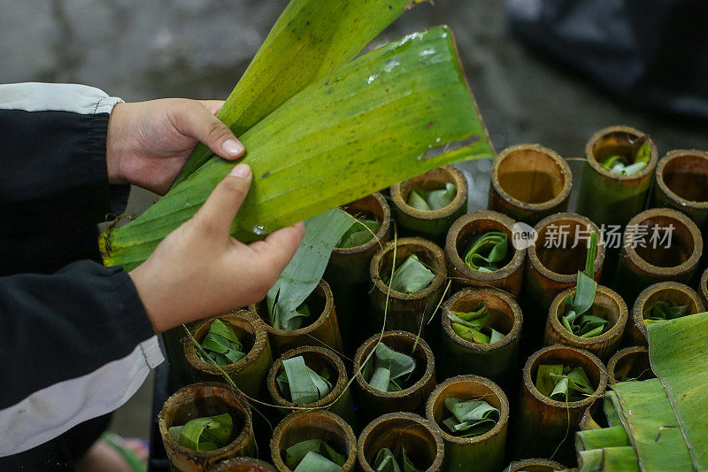 典型的亚洲食物――“Lemang”(芭蕉叶包竹蒸糯米)