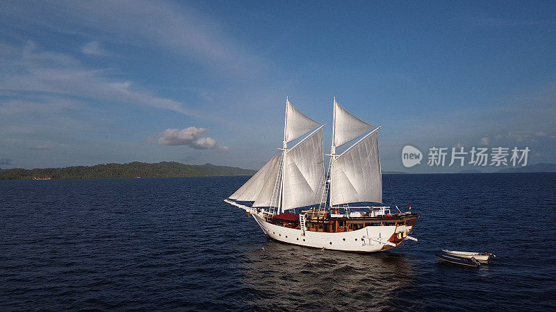 一艘游轮在菲律宾海航行的鸟瞰图