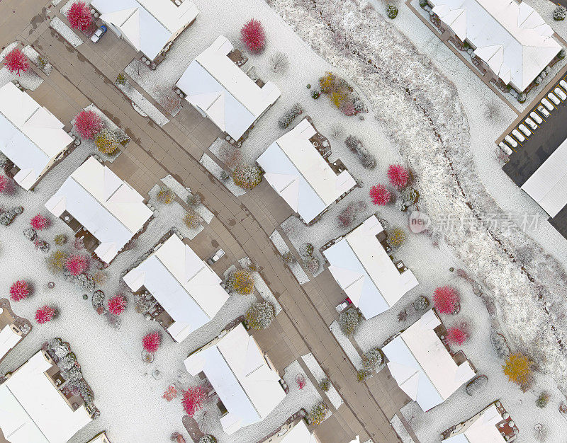 美丽的，风景优美，鸟瞰图的邻居后，第一场雪