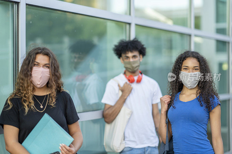 多民族学生戴着口罩在校园里