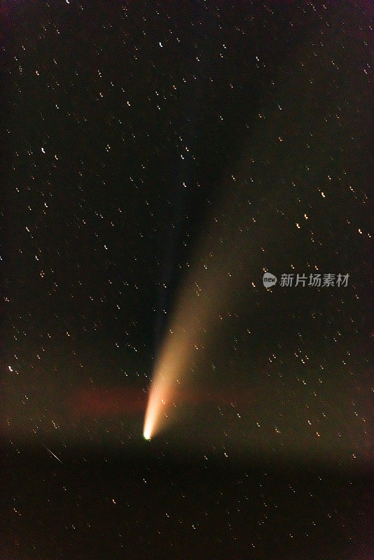 加拿大格雷文赫斯特，托伦斯·巴伦斯暗天保护区，日落后黑暗的夜空中的Neowise彗星
