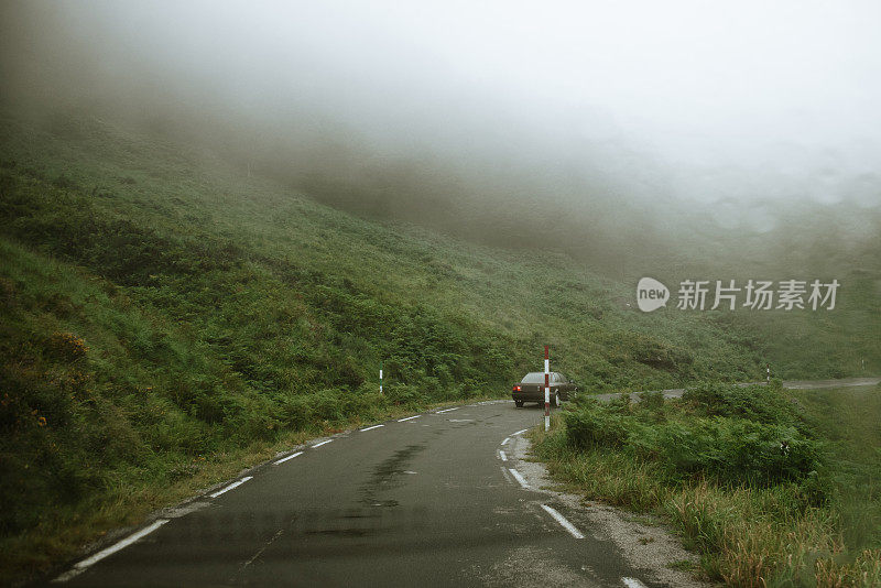 汽车在雾蒙蒙的路上行驶