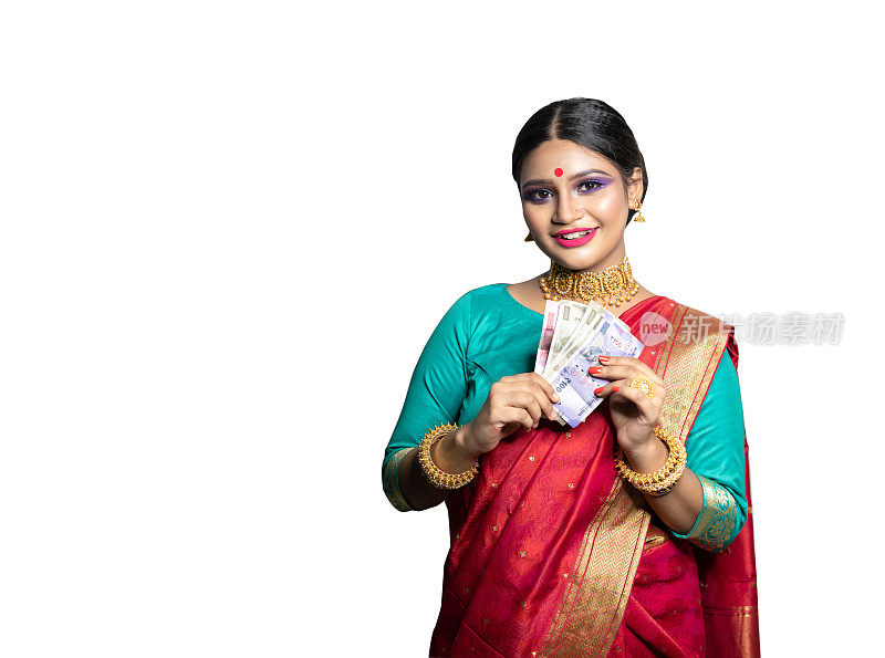 快乐的女人拿着印度卢比钞票