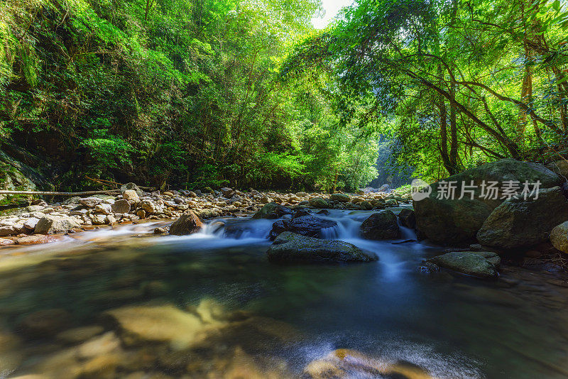 山涧河流