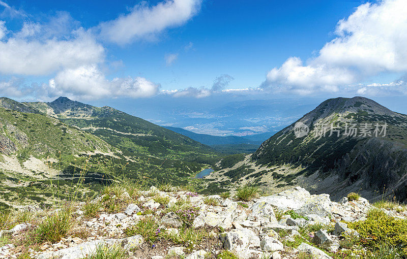 皮林山的Bezbog峰和Desilishko湖。