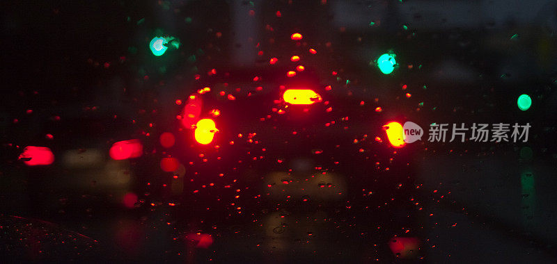 城市在雨天开车，红绿灯。