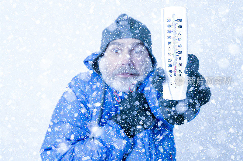 人在雪下冻住的肖像