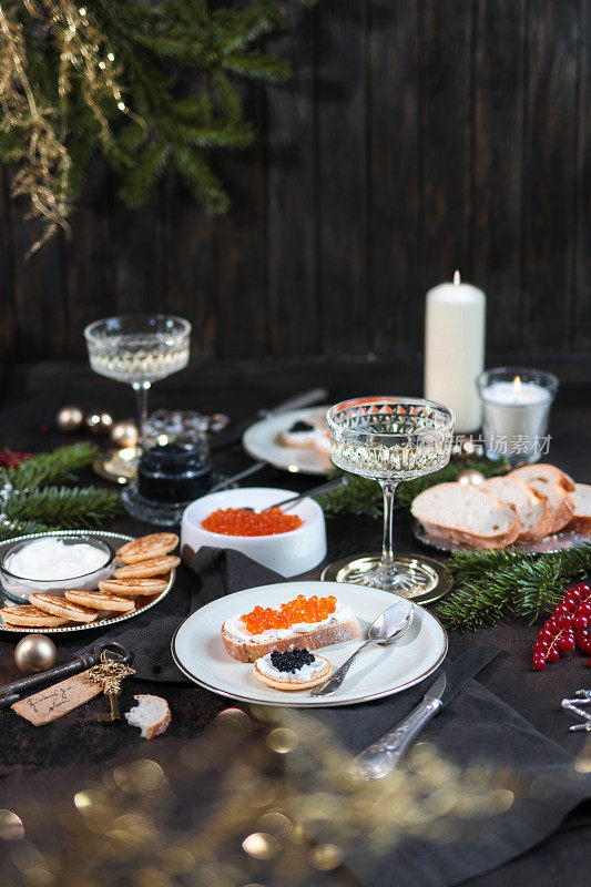 圣诞餐桌，鱼子酱薄饼和香槟