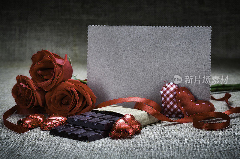 情人节主题:红、粉心、红玫瑰和巧克力与空白纸板
