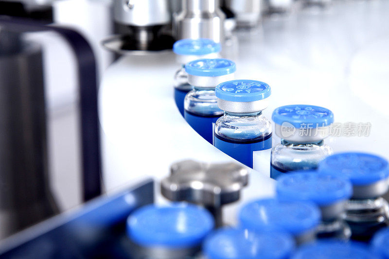 在自动液体分配器的托盘中生产的玻璃瓶，用于灌装抗细菌和病毒、抗生素和疫苗的药物