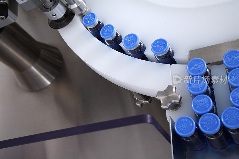 在自动液体分配器的托盘中生产的玻璃瓶，用于灌装抗细菌和病毒、抗生素和疫苗的药物