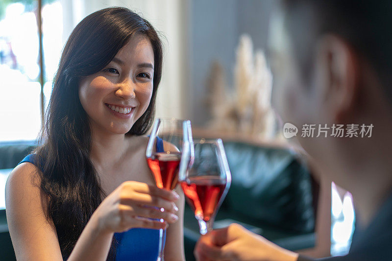 美丽的年轻亚洲女人和她的伴侣干杯。
