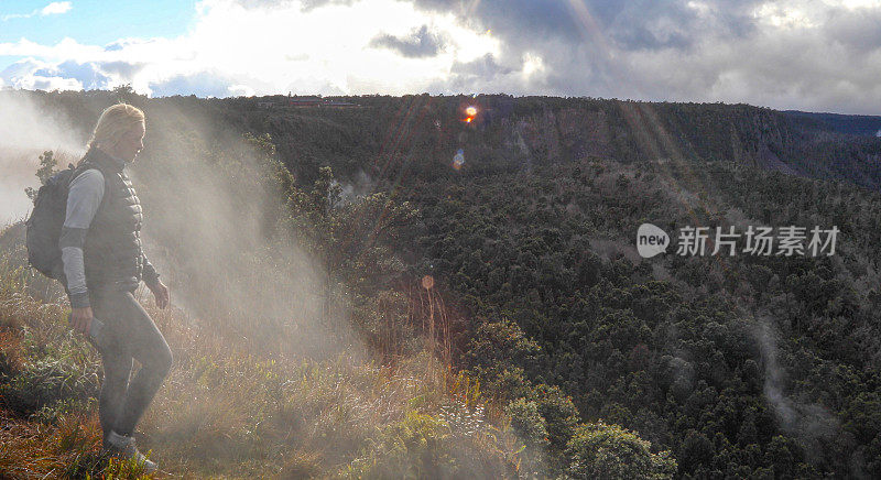 妇女探索环形山径，火山口Kīlauea