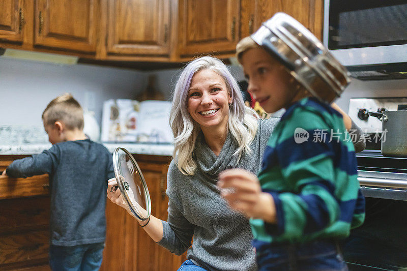 母亲和两个年幼的儿子一起呆在家里在厨房母亲节照片系列