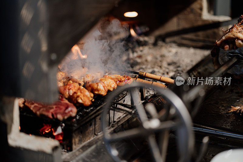 土耳其风格的烤肉串在金属格栅上