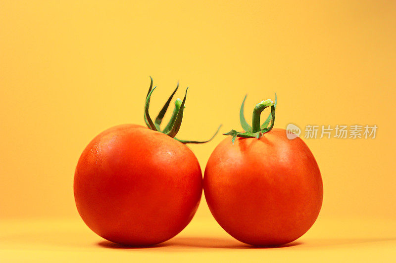 两个红色的西红柿