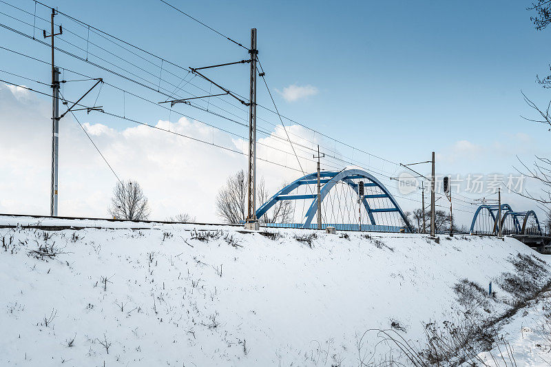 冬天的铁路和一座桥