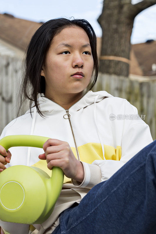 十几岁的女孩通过在后院锻炼来对抗她的抑郁