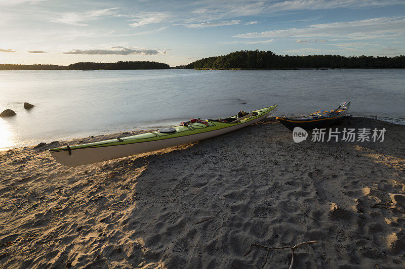 日落时分沙滩上的两只皮划艇