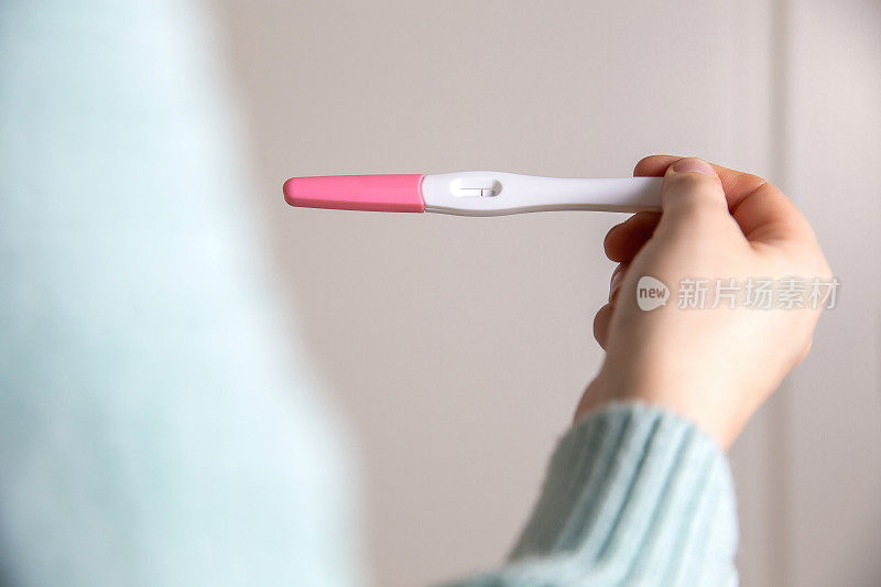 年轻女子抱着妊娠试验阴性，回家密切观察妊娠试验显示阴性结果