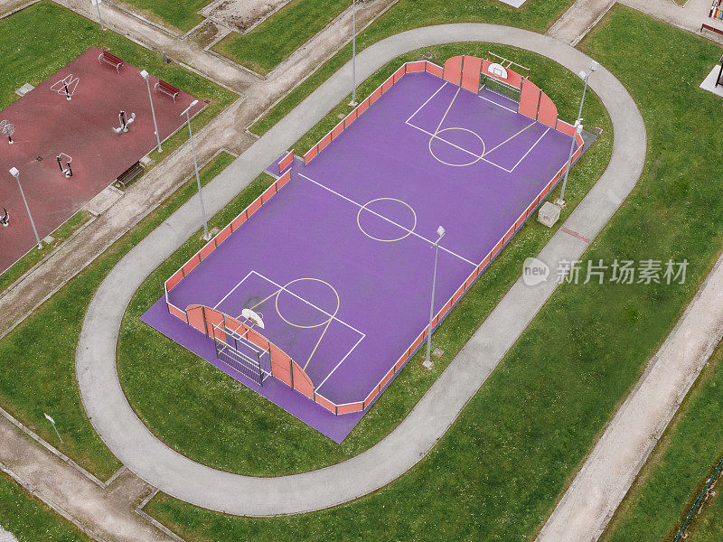 紫色的篮球和足球场