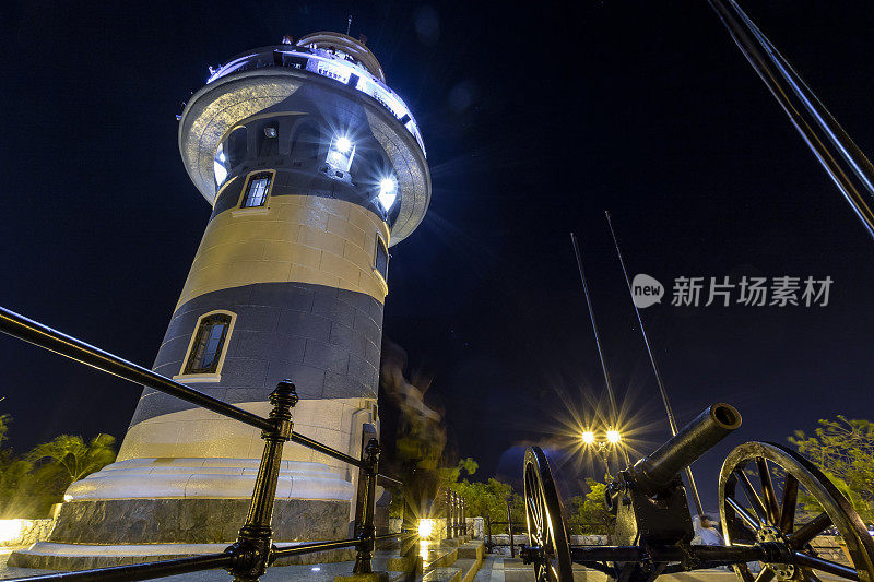 瓜亚基尔夜间的灯塔