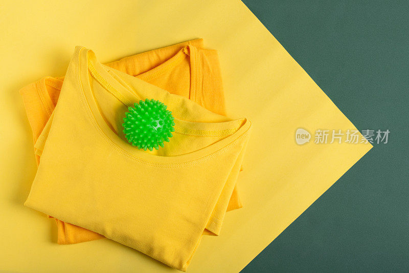 洗衣球用于洗衣机和黄色折叠衬衫