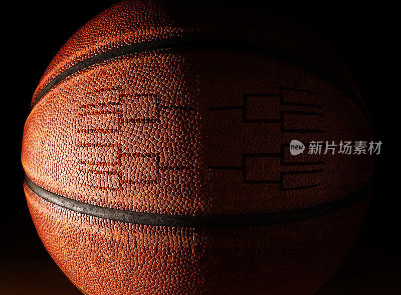 一个篮球与锦标赛支架的特写