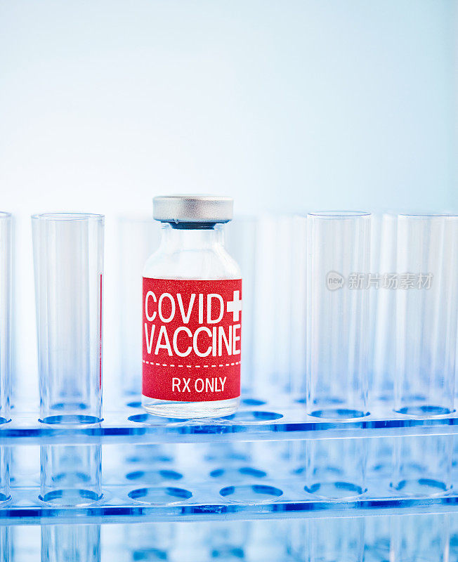 试管架上的COVID-19疫苗