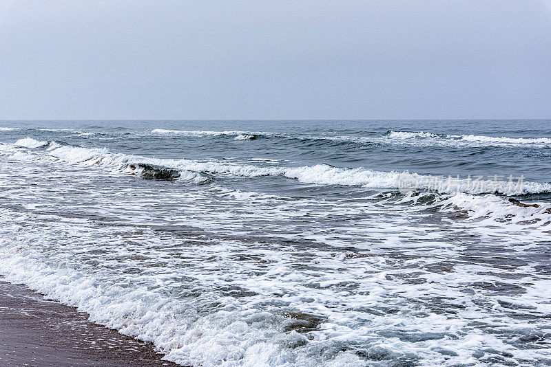 海浪拍打着海岸