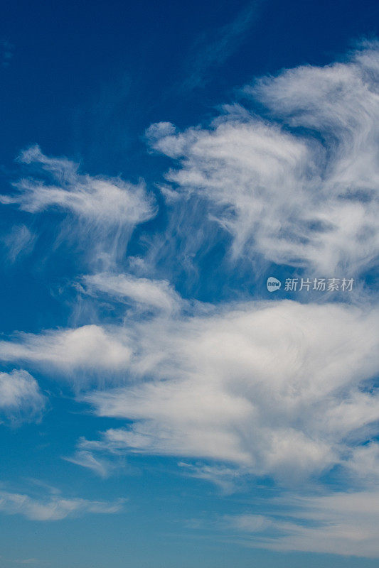 抽象的白云和蓝天纹理背景