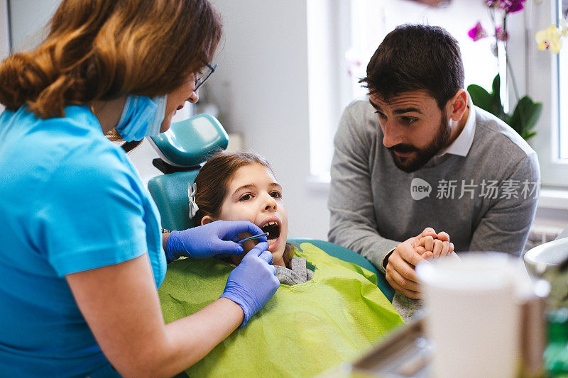 牙医诊所的勇敢女孩。