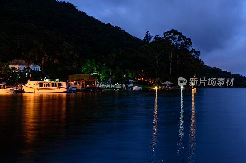巴拉达拉戈阿社区的发光船，网址:Florianópolis