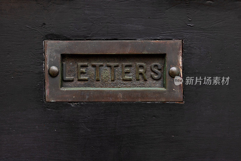 黑色门上的旧信箱