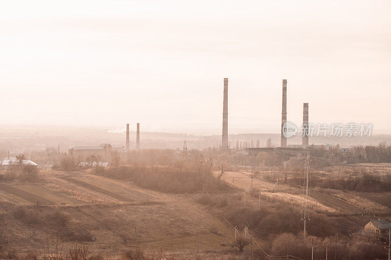 有毒烟雾从工厂的烟囱里冒出来。旧工业发电厂造成的空气污染和全球变暖