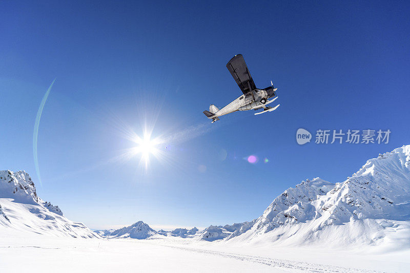 搜救飞机在加拿大落基山脉上空飞行