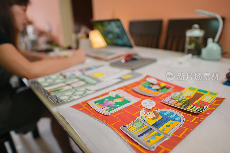 亚洲华裔女教师在家里教在线艺术课程