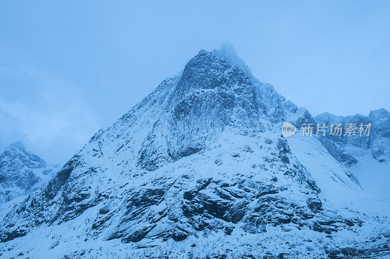 罗浮敦群岛冬季的山景