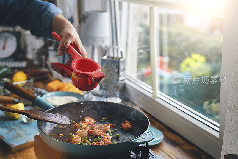 在家庭厨房准备虾，培根和麦片