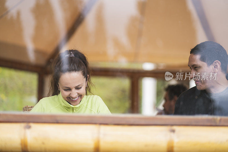 异性恋夫妇在乡村别墅的餐厅吃饭