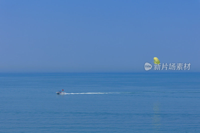 海水运动，水鸟滑翔伞黄色微笑从无人机